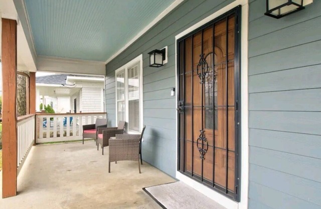*Relaxing Southern Comfort Retreat*- 5mins from Downtown