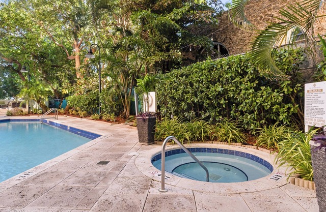 Relaxing Stay! 2 1BR Units w/Kitchen, Parking! Short Walk to Dinner Key Marina!