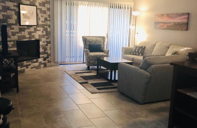 Remodeled Condo! Ground level access! Hospitals, shopping and Strip close by!