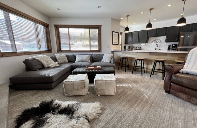 REMODELED Cozy Mountain Modern Ski-in 1 block to Heart of BreckenridgenHot Tubs