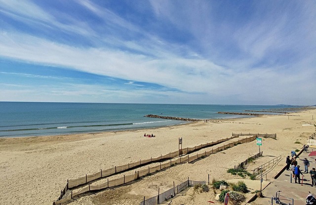 Renovated coastal studio with air conditioning and private parking, Carnon, for 3 people