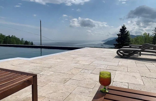 Renovated cottage: stunning views, pool, hot tub