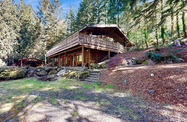 Renovated, dog-friendly lodge with river view, kayaks, great deck & firepit