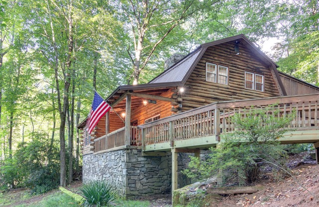 Renovated Log Cabin, EV charger/Near Hikes/BRP/waterfalls- FirePit/Game Room.