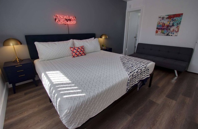 ✨ Renovated One Br w/Parking, pool and Balcony