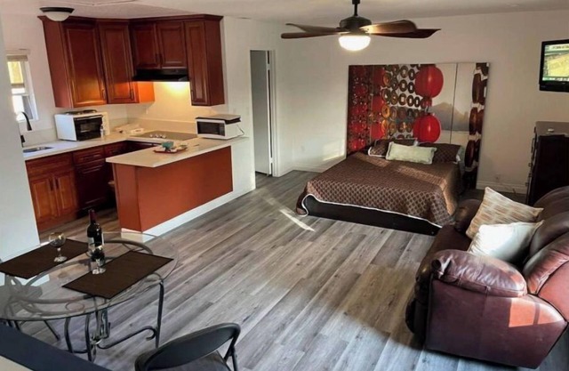 Renovated Private Studio/Suite w/Kitchenette Bathroom (Abv Grg)