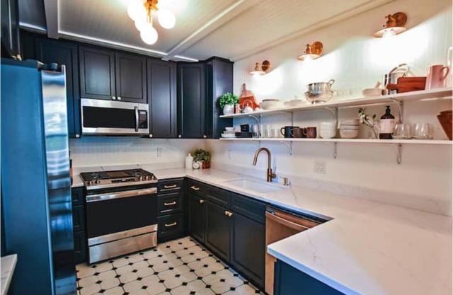 Renovated River View in the Heights!