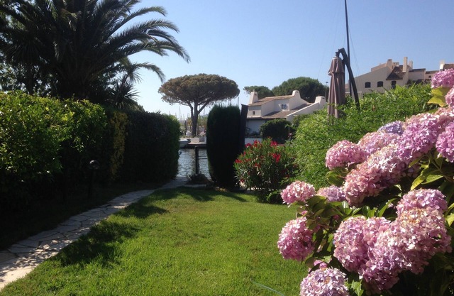 Renovated south-facing apartment in Port-Grimaud with large garden and mooring