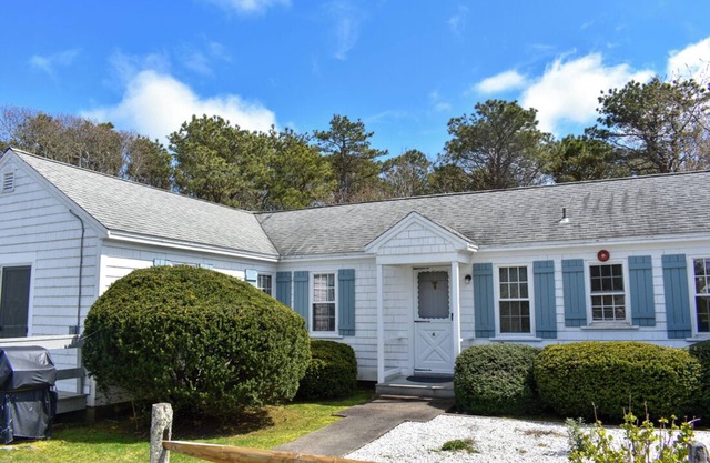 Renovated studio condo unit, 10-12 minute walk to the beach