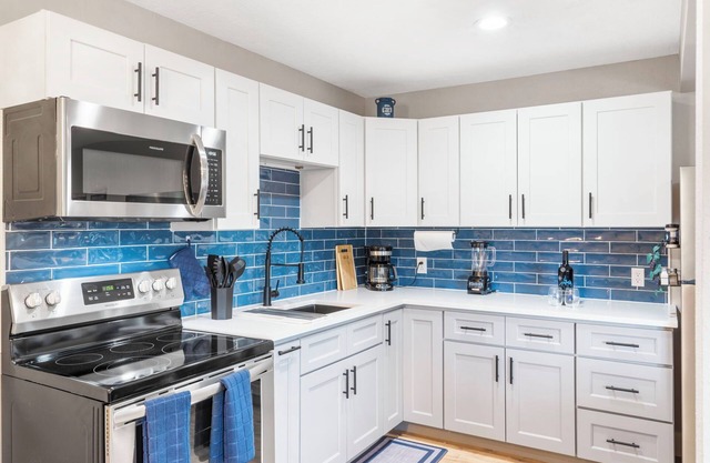Renovated- Table Rock Views- Min from Silver Dollar City- Free Attraction Tickets- Outdoor Pool