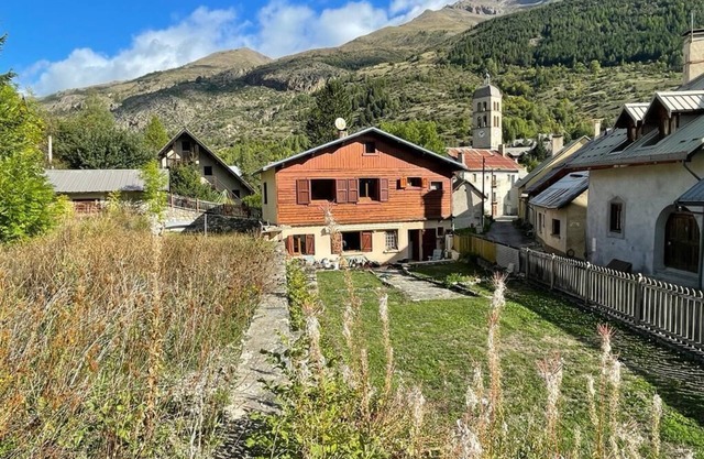 REOPENING AFTER RENOVATION Chalet sleeps 8, large garden. Serre chevalier