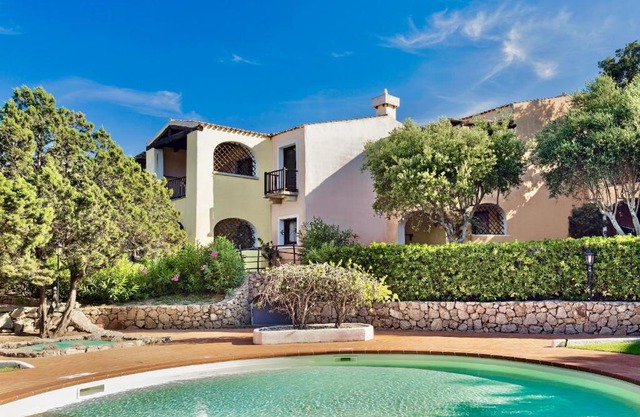 Residence con piscina a Liscia di Vacca, 350 mt dal mare, 3 km da Porto Cervo
