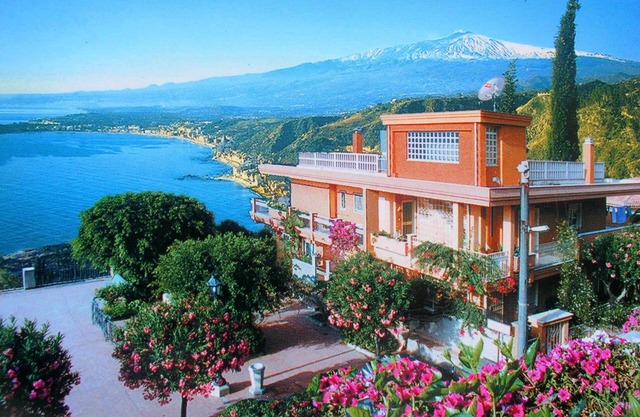 Residence Schuler Apartment "The Penthouse" with sea and Mount Etna view
