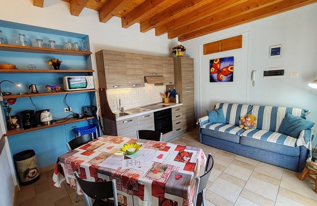 Residenza Silvana-Apt. A- Cielo a Suna with parking, Wifi and A/C