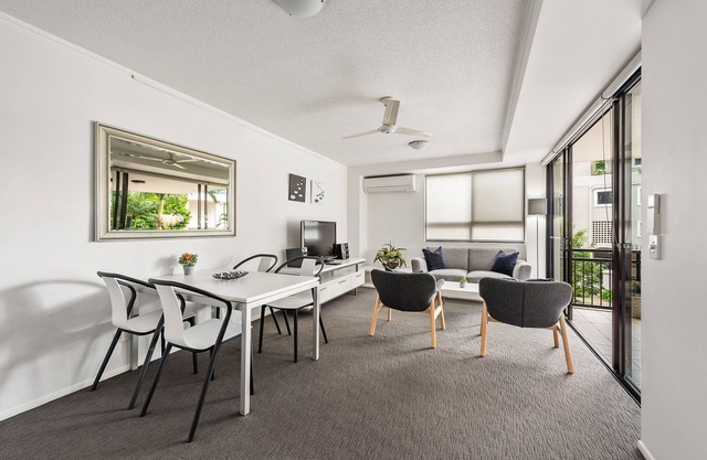Resort Living < 10mins CBD ~ 2Bed/2Bath/1Car
