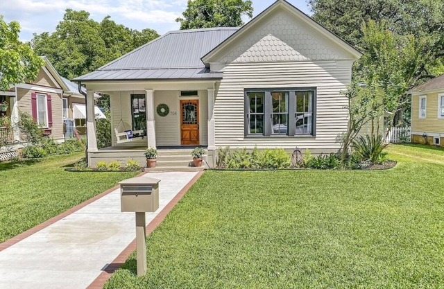 Restored 3BR/2BA Home in Smithville's Historic District-10 min. walk to downtown