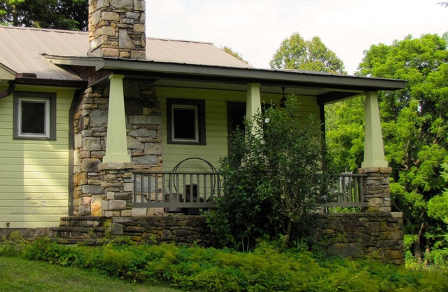 Restored Farmhouse 1920s. Family and Pet Friendly. Borders National forest