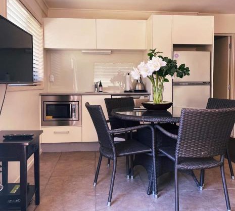 Retreat on Rita ~ Downtown Mount Maunganui with beach access