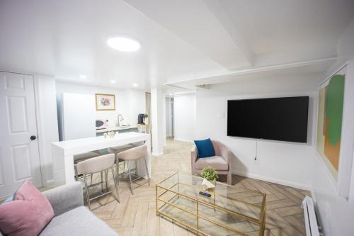 Retro 2 bedroom basement APT with free parking