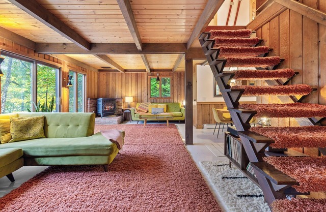 Retro A-Frame Mountain Chalet with Hot Tub – 7 Min to Killington K1 Lodge
