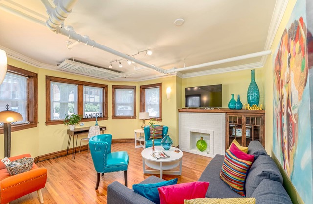 Retro Apartment in Andersonville