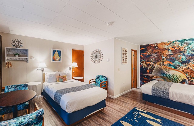 Retro beach experience with fast WiFI - walk to downtown shops & eateries