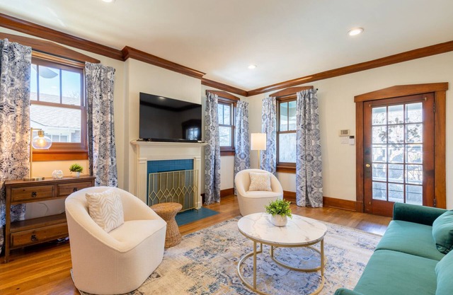Retro Bungalow in Hip Historic Cooper-Young