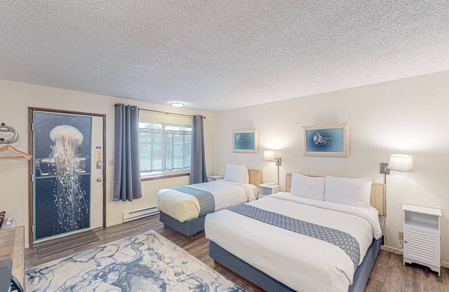 Retro-chic room near the beach with fast WiFI - walk to downtown hot spots
