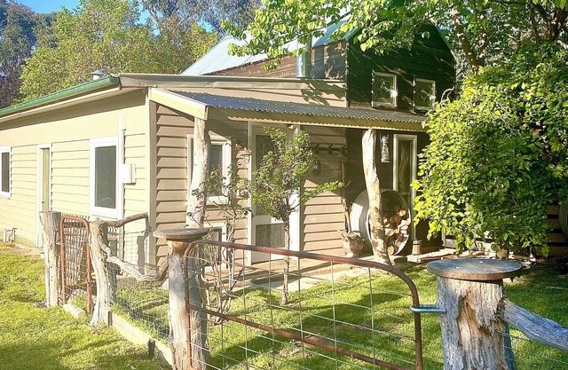 Retro Dog Friendly Farm Cottage near Ocean Grove with pet donkeys! New listing!