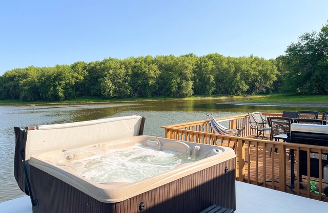 Retro floating cabin on river backwaters. HOT TUB!