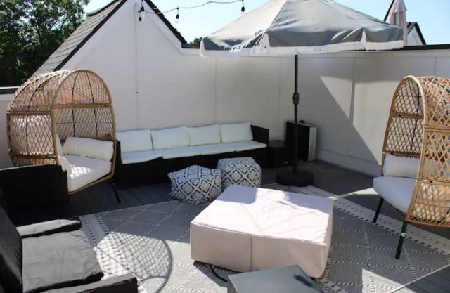 Retro Music City TH 6 miles DT 3 miles Opry rooftop patio 2 BR 2.5 BA sleeps 8