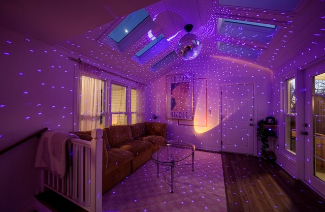Retro oasis w/private pickleball & sauna, close to Red Rocks & CO ski mountains