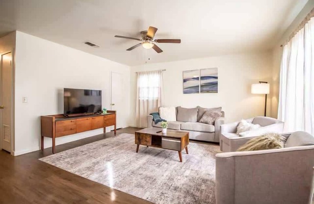 Retro Retreat - 2BR/1.5BA - Centrally Located