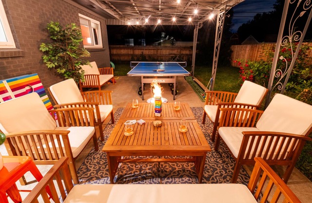 Retro Rooms: Ping-Pong, Fire-Pit, Game Room, Families + Dogs + Fenced Yard