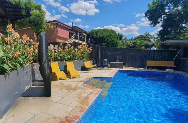 Retro tri-split-level family home, outstanding views, large pool: Albury Wodonga