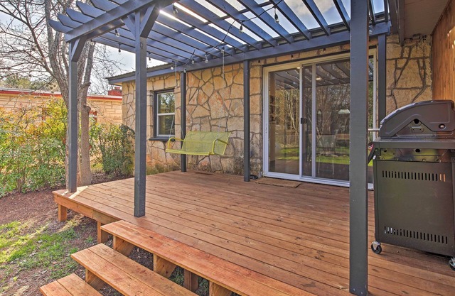 Retro Updated Blanco Abode - Steps to Main Street!
