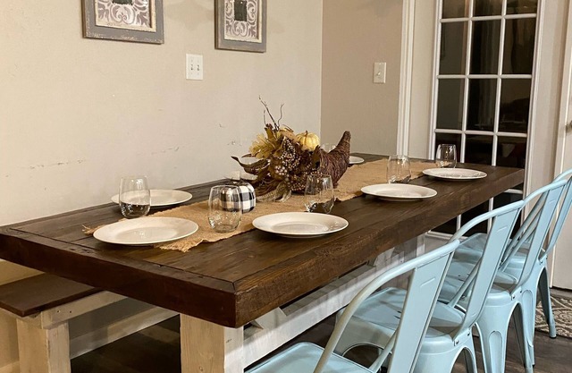 Ride2 WPG trails,Garage, Mnt Cabin, WiFi Paved Firepit, Circle Dr Parking, King