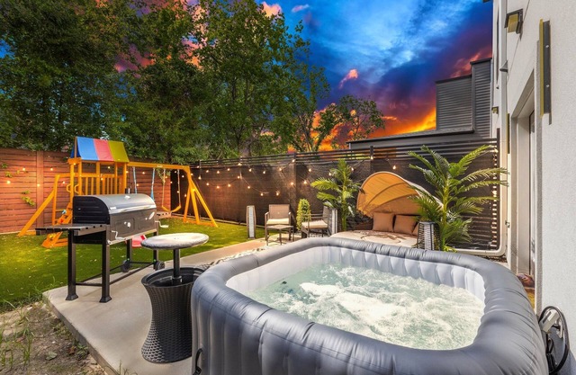 Right Spacious 8-bedroom townhome in awesome Dallas with AC