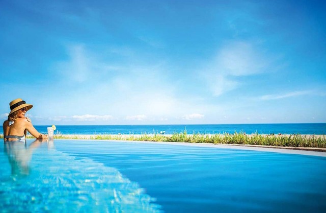 RITZ-CARLTON LUXURY ON THE BEACH