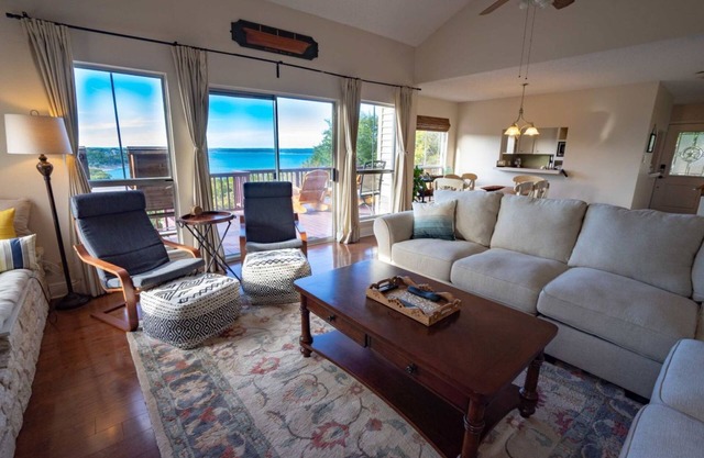 Rivendell Skyline Retreat! Lake views and river tubing nearby!