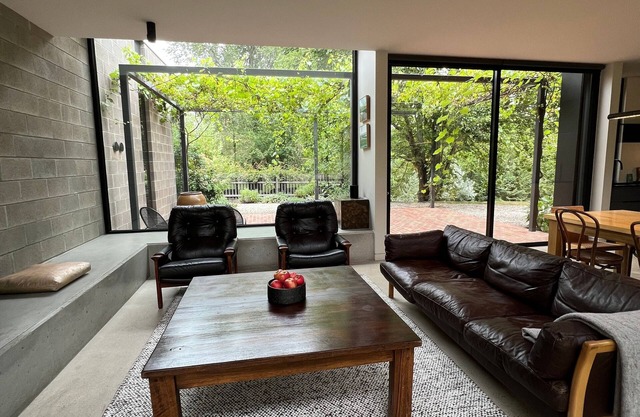RIVER HOUSE - COOL MODERNITY BY THE RIVER, KYNETON