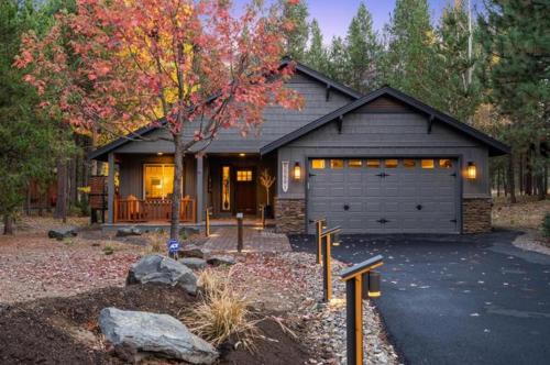 River Meadows Pool Hot Tub - Deschutes Riverhaus