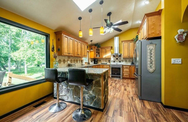 River Retreat, Secluded Oasis w Hot Tub