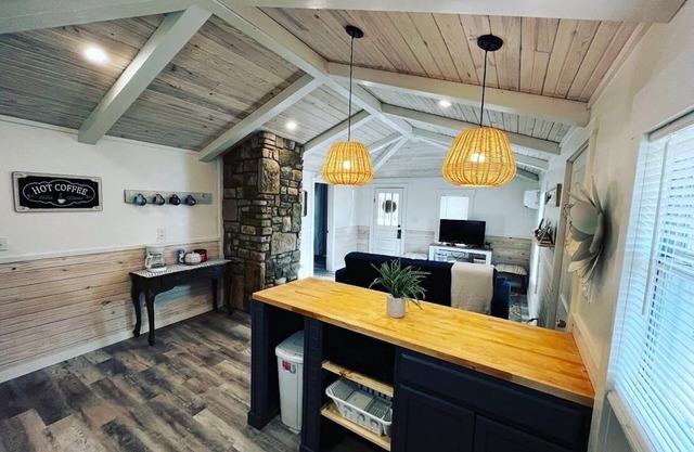 River Rock Cabin - Near Spring River and Main St