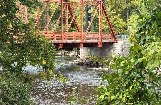River Rock Guest House, minutes to Ann Arbor, on the Huron River & B2B Trail