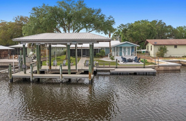River's Edge Retreat-3/3.5, sleeps 9, waterfront with dock! Newly Remodeled!