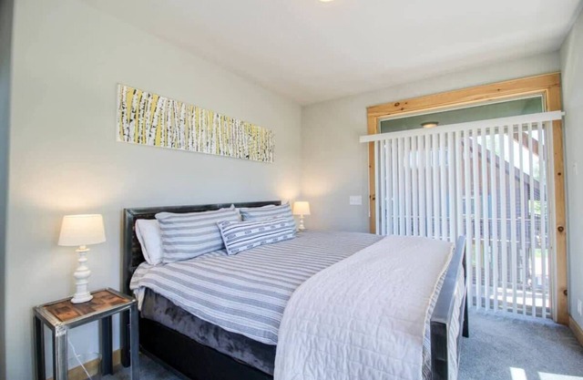 Riverfront 3BR Cabin - Hot Tub, Pool, Pets