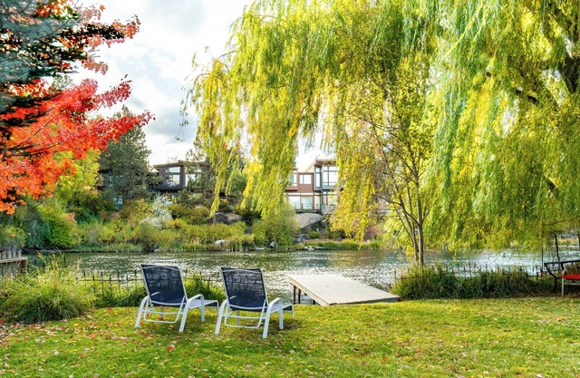 Riverfront Bend by AvantStay | Private Dock+Kayaks, Large Yard w/Views, Hot Tub
