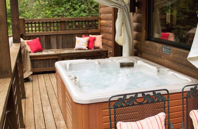 RIVERFRONT Cabin with HOT TUB Close to Asheville. CONTACT HOST before booking.