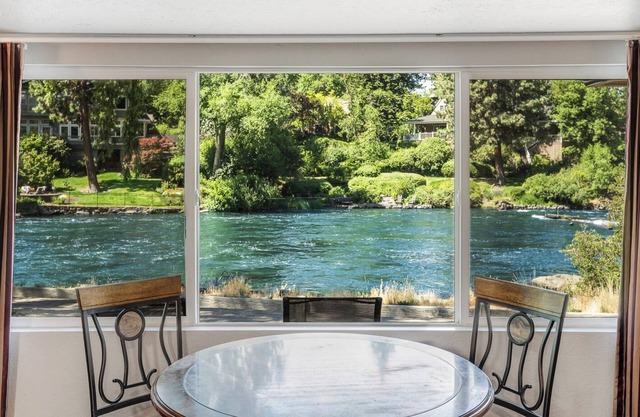 Riverfront Cottage along the Deschutes River with Pool and Hot Tub Access!